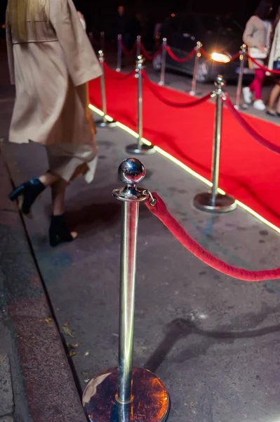 Alfombra Roja Larga Entre Las Barreras Cuerda Entrada — Foto de Stock