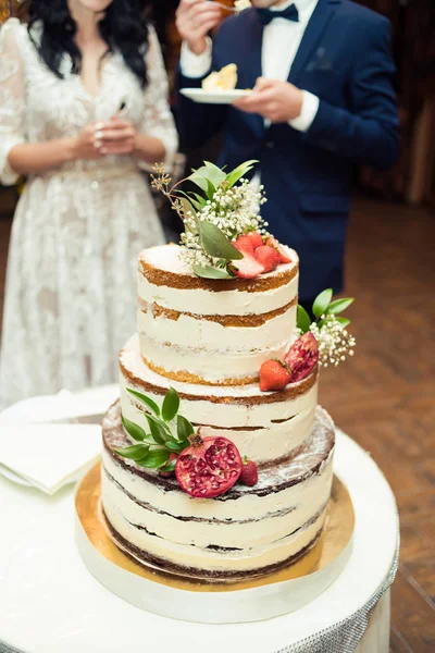 白いバラのウェディングケーキ — ストック写真