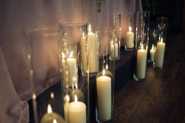 Velas Sucessivamente Uma Mesa Madeira — Fotografia de Stock