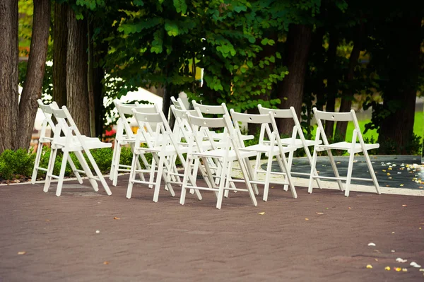 Свадебная Церемония Белыми Стульями Цветами — стоковое фото