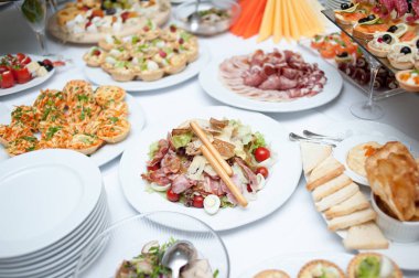 atıştırmalık ve aperatiflerle dolu büfe masası.