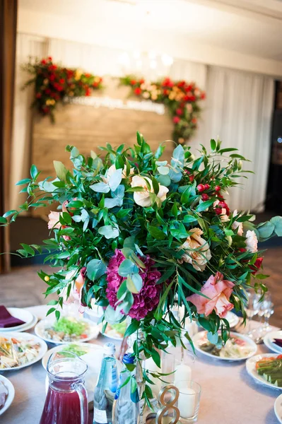 Hochzeitstisch Mit Blumen Und Kerzen — Stockfoto