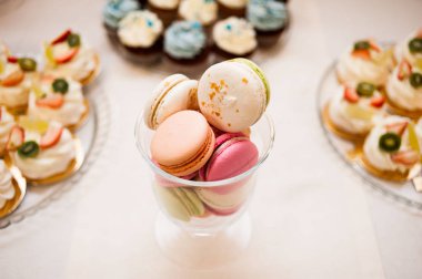 Düğün ya da yıldönümlerinde atıştırmalık ve içeceklerle dolu ziyafet masası.