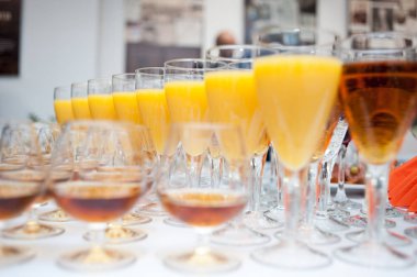 Düğün ya da yıldönümlerinde atıştırmalık ve içeceklerle dolu ziyafet masası.