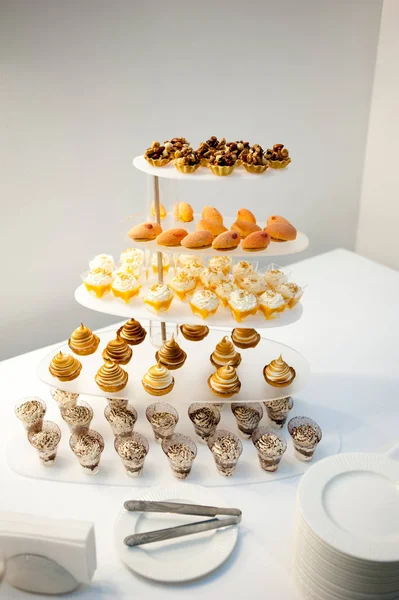 Banchetto Festivo Tavolo Buffet Con Snack Bevande Occasione Matrimonio Anniversario — Foto Stock