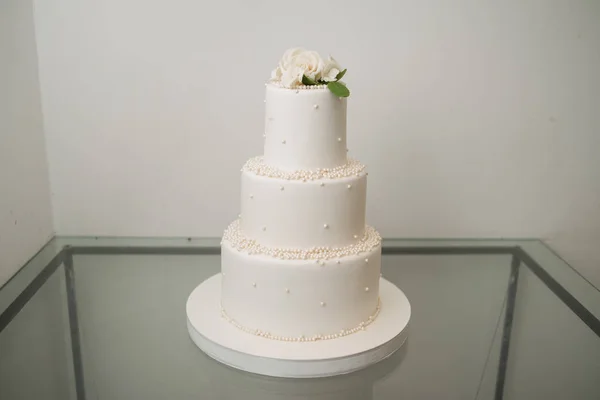 à trois niveaux élégant mariage gâteau avec délicat comestible