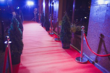 Kırmızı halı giriş dekorasyon