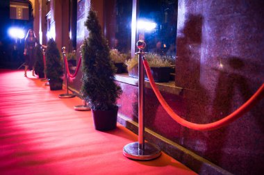 Kırmızı halı giriş dekorasyon