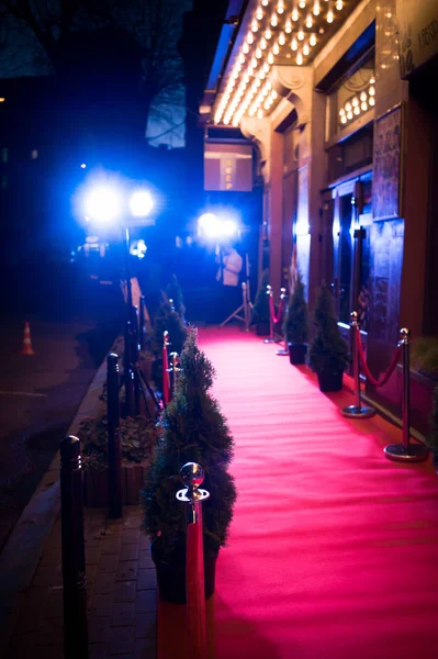 Kırmızı halı giriş dekorasyon