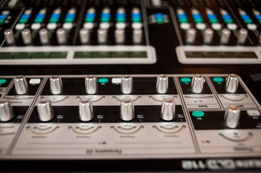 mikrofonlu ses karıştırıcı konsolu