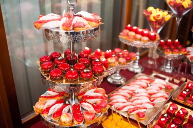 Ziyafet masada açık büfe. Festival gıda. Catering giden