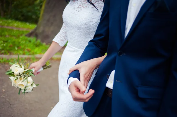 Casamento Casal Mãos Dadas Noivo — Fotografia de Stock