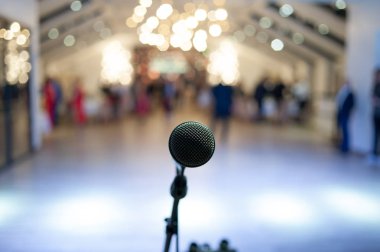 mikrofon konferans salonundaki sahnede.