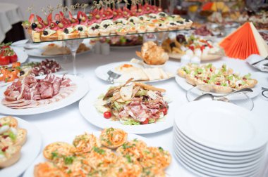 Ziyafet masada açık büfe. Festival gıda. Catering giden
