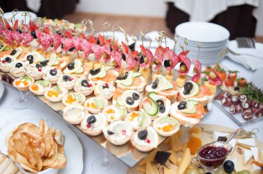 Ziyafet masada açık büfe. Festival gıda. Catering giden