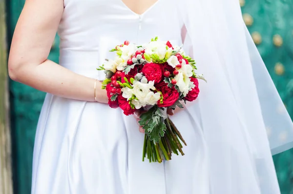 盛大な結婚式の花束 朝の花嫁 — ストック写真