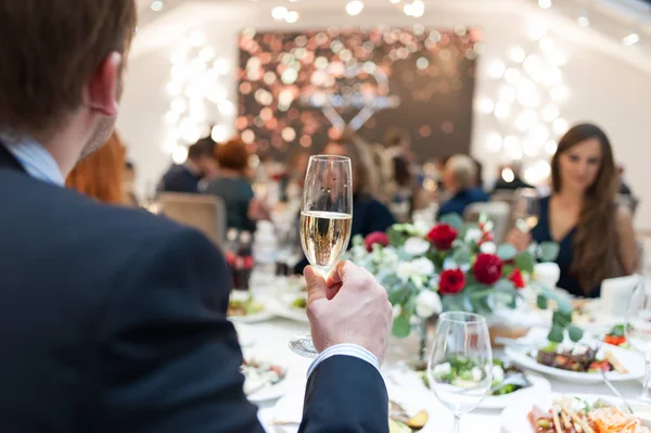 宴会の席でビュッフェ テーブル お祝い食糧 ケータリングを発信 — ストック写真