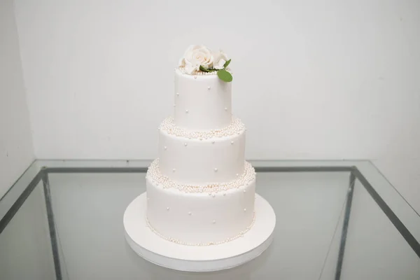 Big wedding cake. Decoration trends