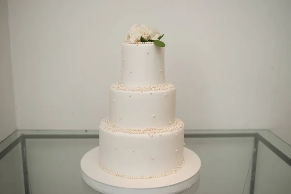 Big wedding cake. Decoration trends