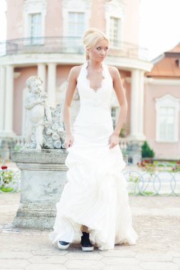 Güzel sarışın gelin moda beyaz gelinlik