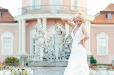 Güzel eski castle yakınındaki şehvetli gelin portresi