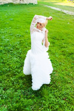 Güzel eski castle yakınındaki şehvetli gelin portresi