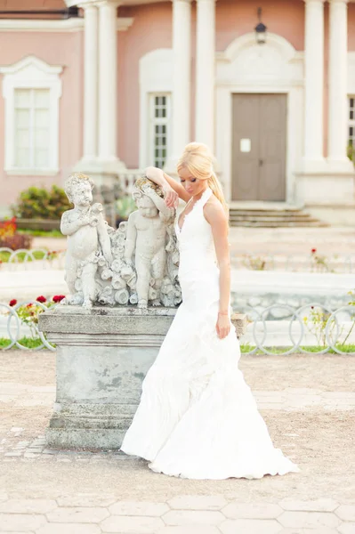 Mooie Blonde Bruid Mode Witte Trouwjurk — Stockfoto