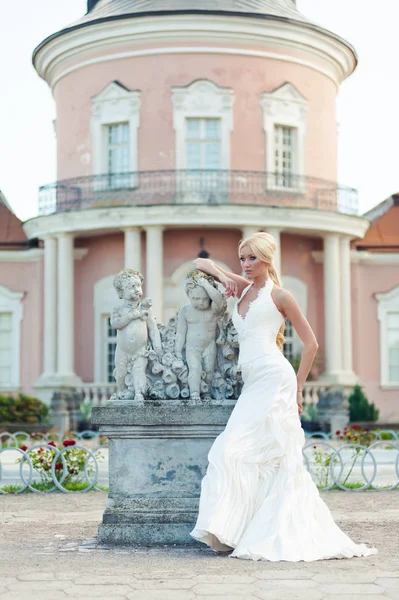 Güzel eski castle yakınındaki şehvetli gelin portresi