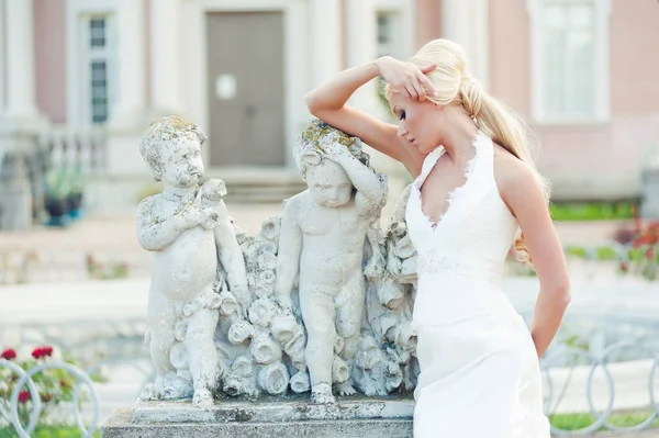 Güzel sarışın gelin moda beyaz gelinlik