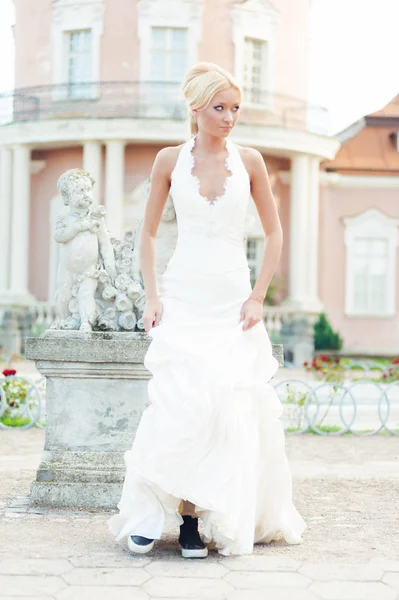 Güzel sarışın gelin moda beyaz gelinlik