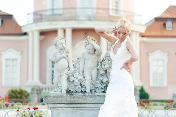 Güzel eski castle yakınındaki şehvetli gelin portresi