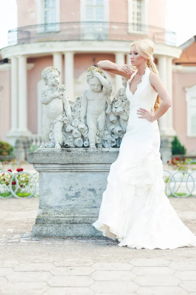 Schöne Blonde Braut Modischen Weißen Hochzeitskleid — Stockfoto