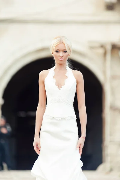 ファッションの白いウェディング ドレスで美しい金髪の花嫁 — ストック写真