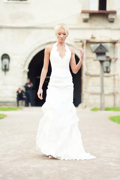 Schöne Sinnliche Braut Blondine Brautkleid — Stockfoto