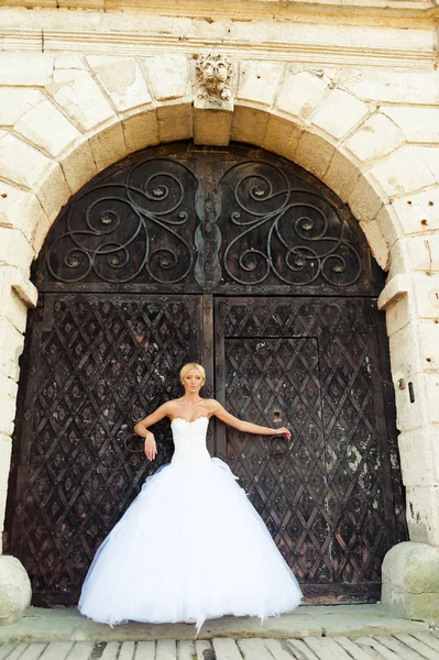 ウェディング ドレスで金髪の美しい官能的な花嫁 — ストック写真