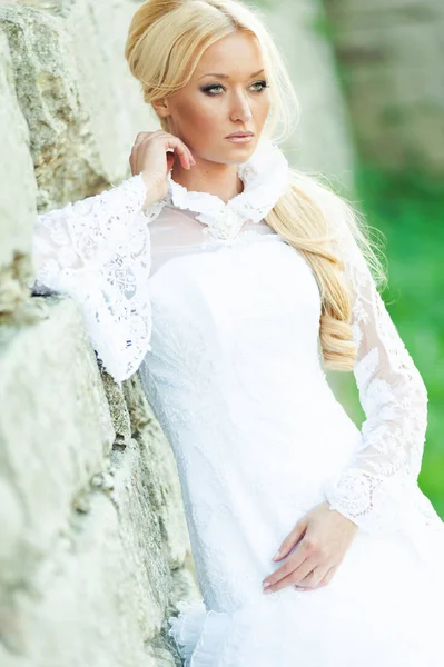 Schöne Sinnliche Braut Blondine Brautkleid — Stockfoto