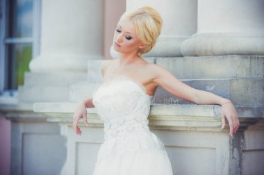 Şehvetli gelin sarışın gelinlik daha önce düğün Sarayı yakınında