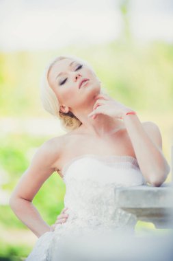 Şehvetli gelin sarışın gelinlik daha önce düğün Sarayı yakınında