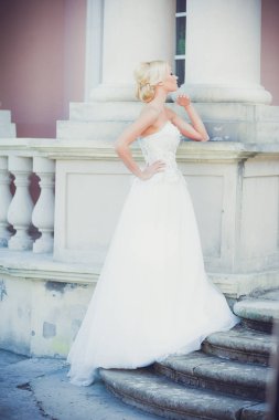 Şehvetli gelin sarışın gelinlik daha önce düğün Sarayı yakınında