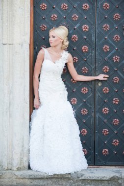 Şehvetli gelin sarışın gelinlik daha önce düğün Sarayı yakınında