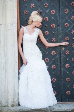 Şehvetli gelin sarışın gelinlik daha önce düğün Sarayı yakınında