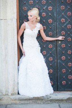 Şehvetli gelin sarışın gelinlik daha önce düğün Sarayı yakınında