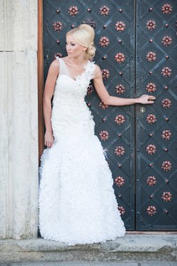 Şehvetli gelin sarışın gelinlik daha önce düğün Sarayı yakınında