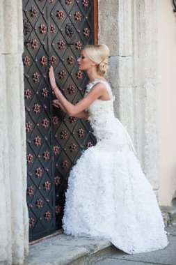 Şehvetli gelin sarışın gelinlik daha önce düğün Sarayı yakınında