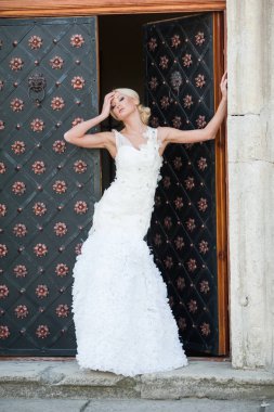 Şehvetli gelin sarışın gelinlik daha önce düğün Sarayı yakınında