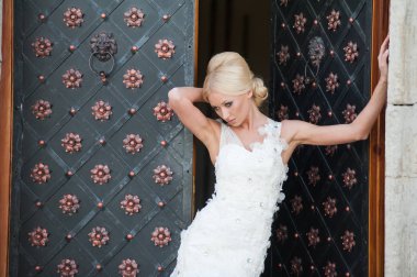 Şehvetli gelin sarışın gelinlik daha önce düğün Sarayı yakınında