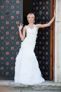 Şehvetli gelin sarışın gelinlik daha önce düğün Sarayı yakınında