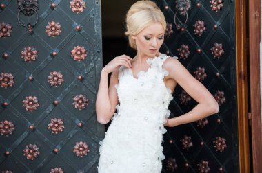 Şehvetli gelin sarışın gelinlik daha önce düğün Sarayı yakınında