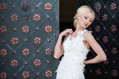 Şehvetli gelin sarışın gelinlik daha önce düğün Sarayı yakınında