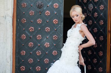 Şehvetli gelin sarışın gelinlik daha önce düğün Sarayı yakınında